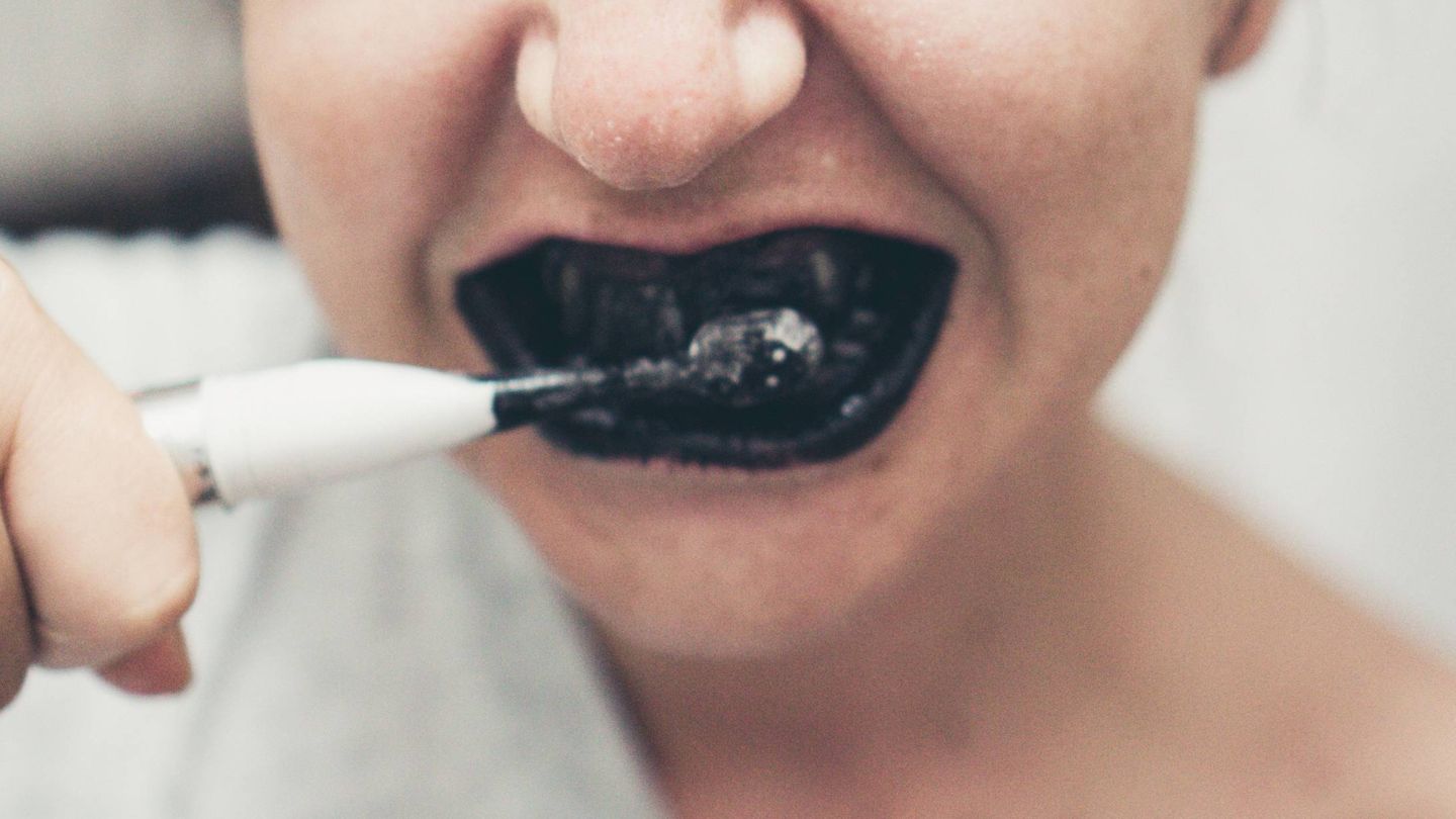 Riesgos y beneficios de las pastas de dientes con carbón. (Unsplash)