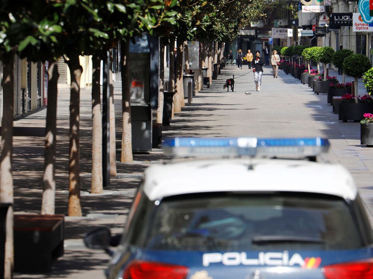Foto: Un coche de la Policía Nacional patrulla las calles del centro de Córdoba. (EFE/Archivo/Salas)