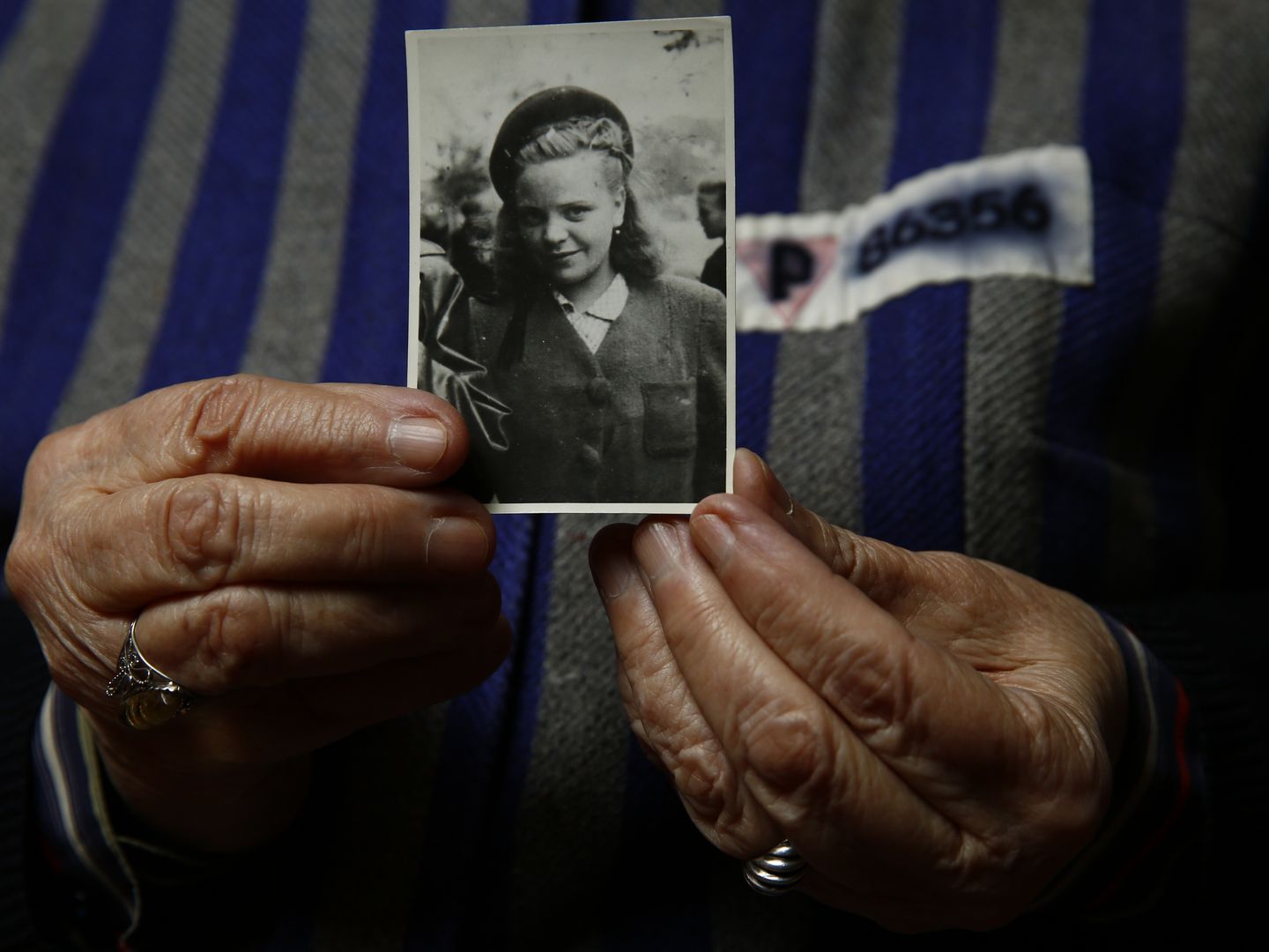 Jadwiga Bogucka, una superviviente de Auschwitz, muestra una fotografía suya de 1944 en Varsovia (Reuters).