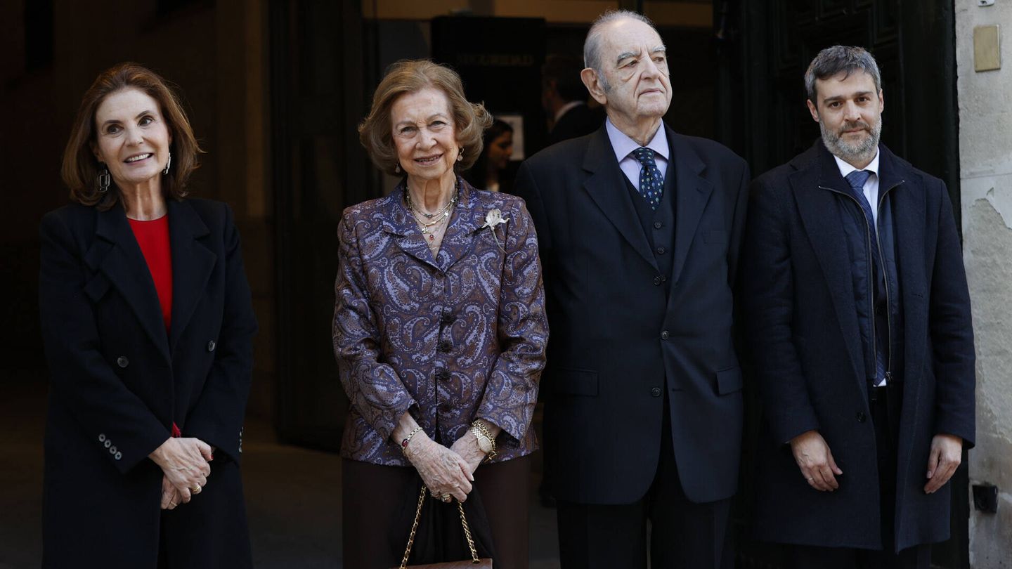 La reina Sofía posa junto al resto de autoridades a su llegada a los Premios Iberoamericanos del Mecenazgo. (Gtres)