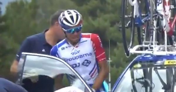 Foto: Thibout Pinot se sube al coche entre lágrimas para poner fin a su sueño del Tour.