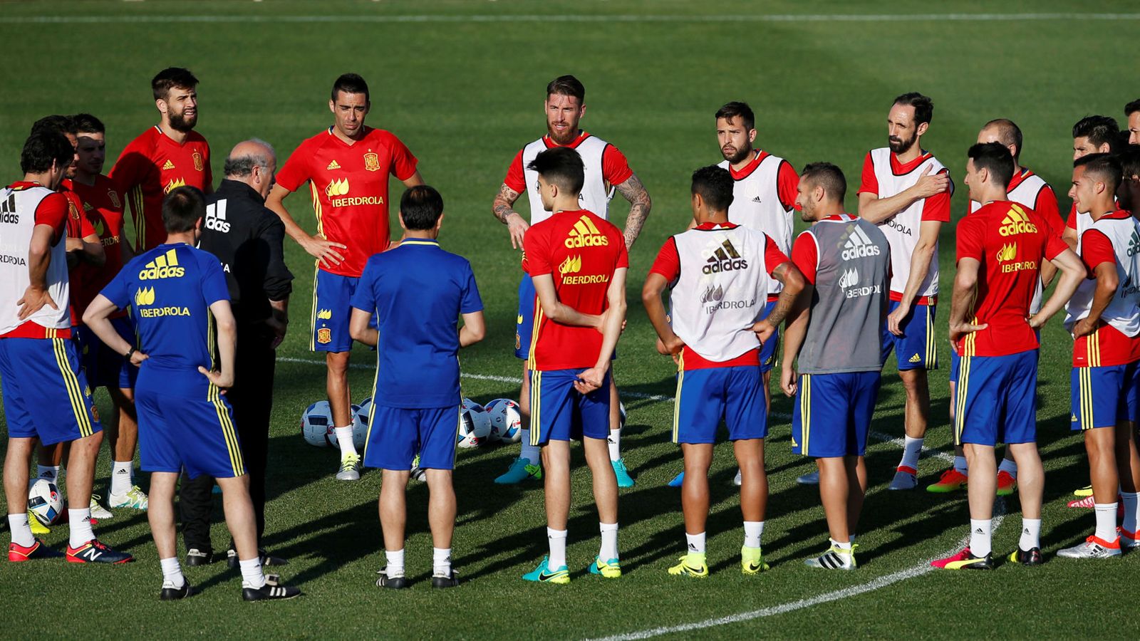Foto: Los jugadores españoles escuchan a Del Bosque (Reuters)