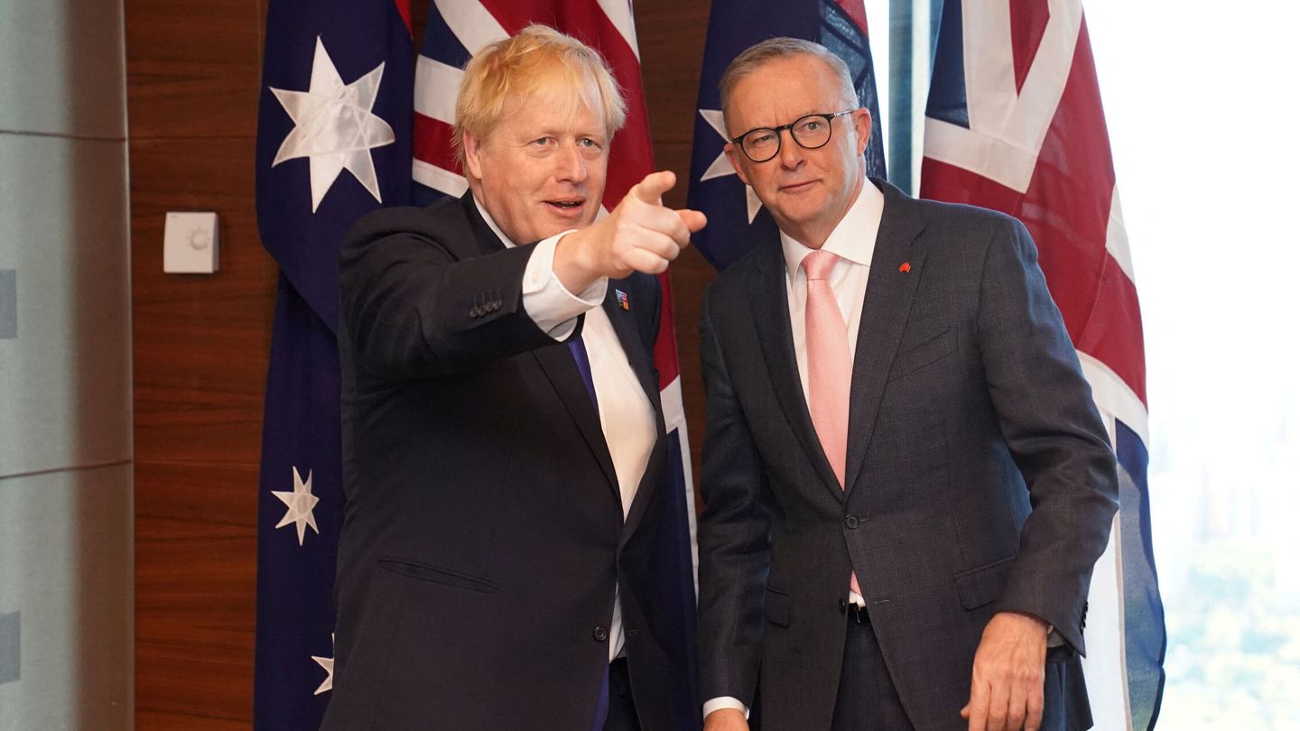 Los primeros ministros del Reino Unido, Boris Johnson, y Australia, Anthony Albanese. (Reuters/Stefan Rousseau)