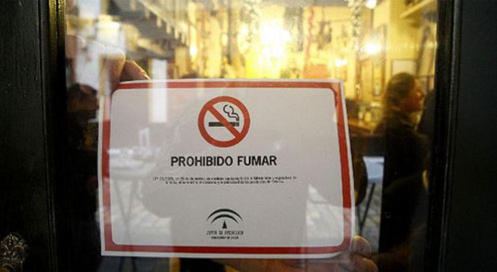 Foto: Hosteleros presentan 600.000 firmas ante la Defensora del Pueblo para exigir la suspensión de la ley del tabaco