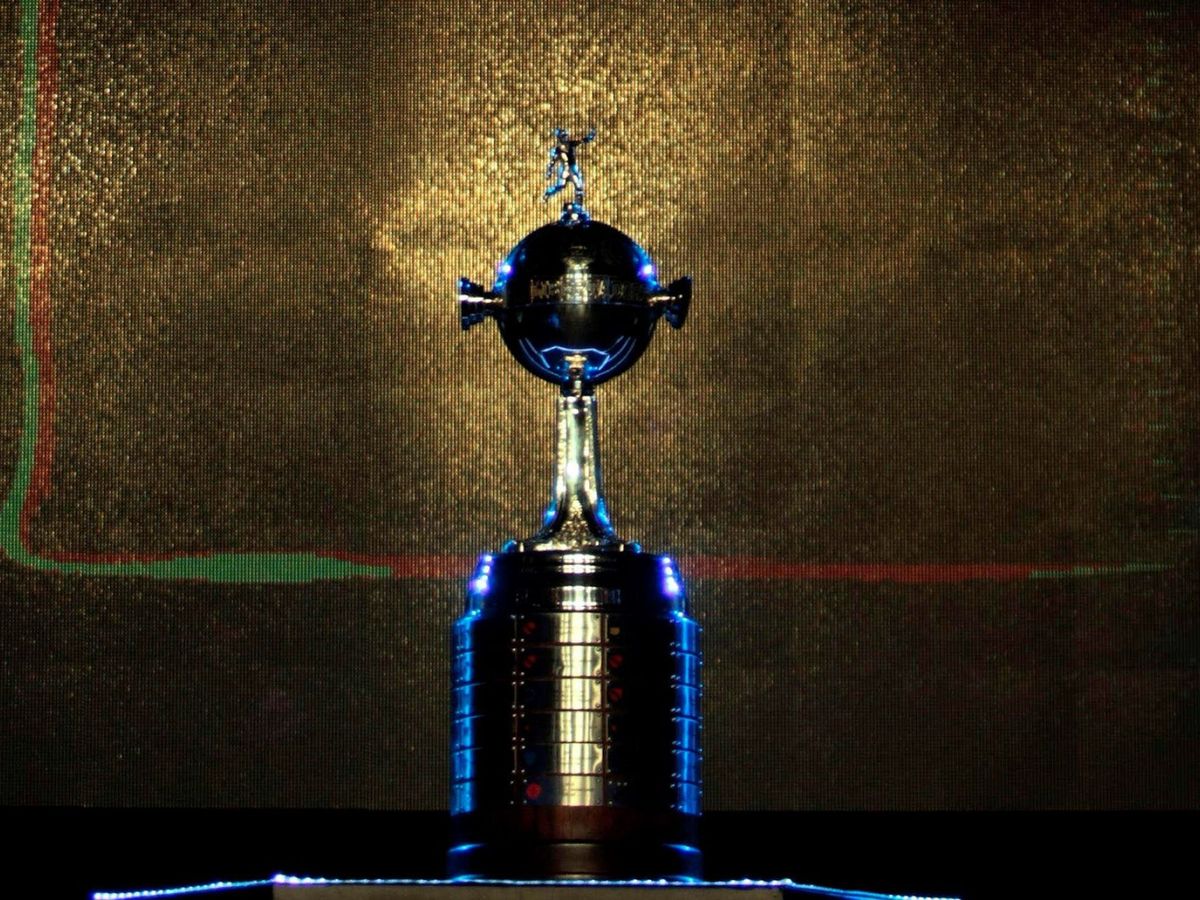 Foto: Fotografía de archivo del trofeo de la Copa Libertadores (EFE/Andrés Cristaldo).