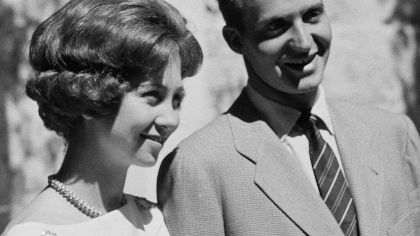 Don Juan Carlos y doña Sofía, el día que anunciaron su compromiso. (Cordon Press)