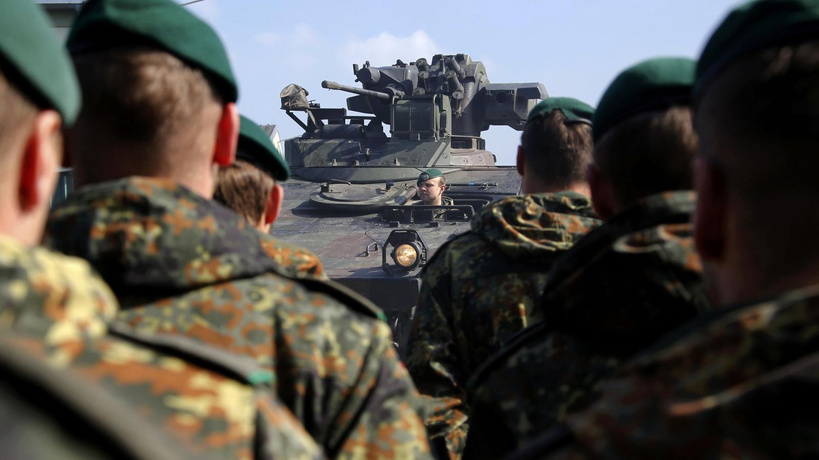 Foto: Miembros del 371º batallón de infantería blindada del ejército alemán durante unas maniobras en Marienberg, en abril de 2015. (Reuters)