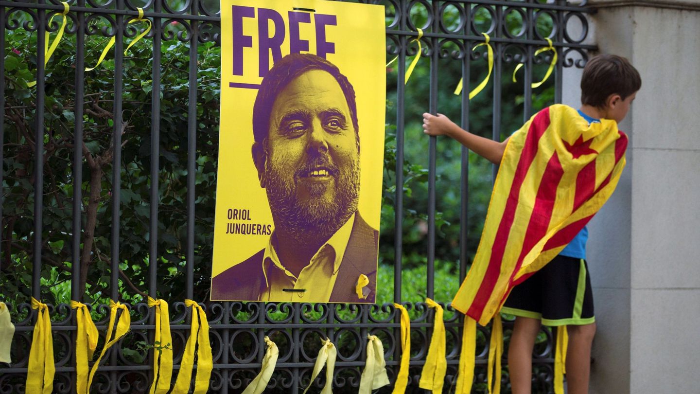 Lazos amarillos colocados ante una fotografía del exvicepresidente del Gobierno regional catalán Oriol Junqueras. (EFE)