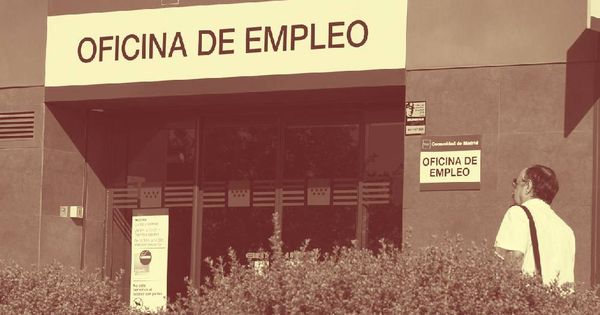 Foto: Foto de archivo de una oficina de empleo en Madrid. (EFE)