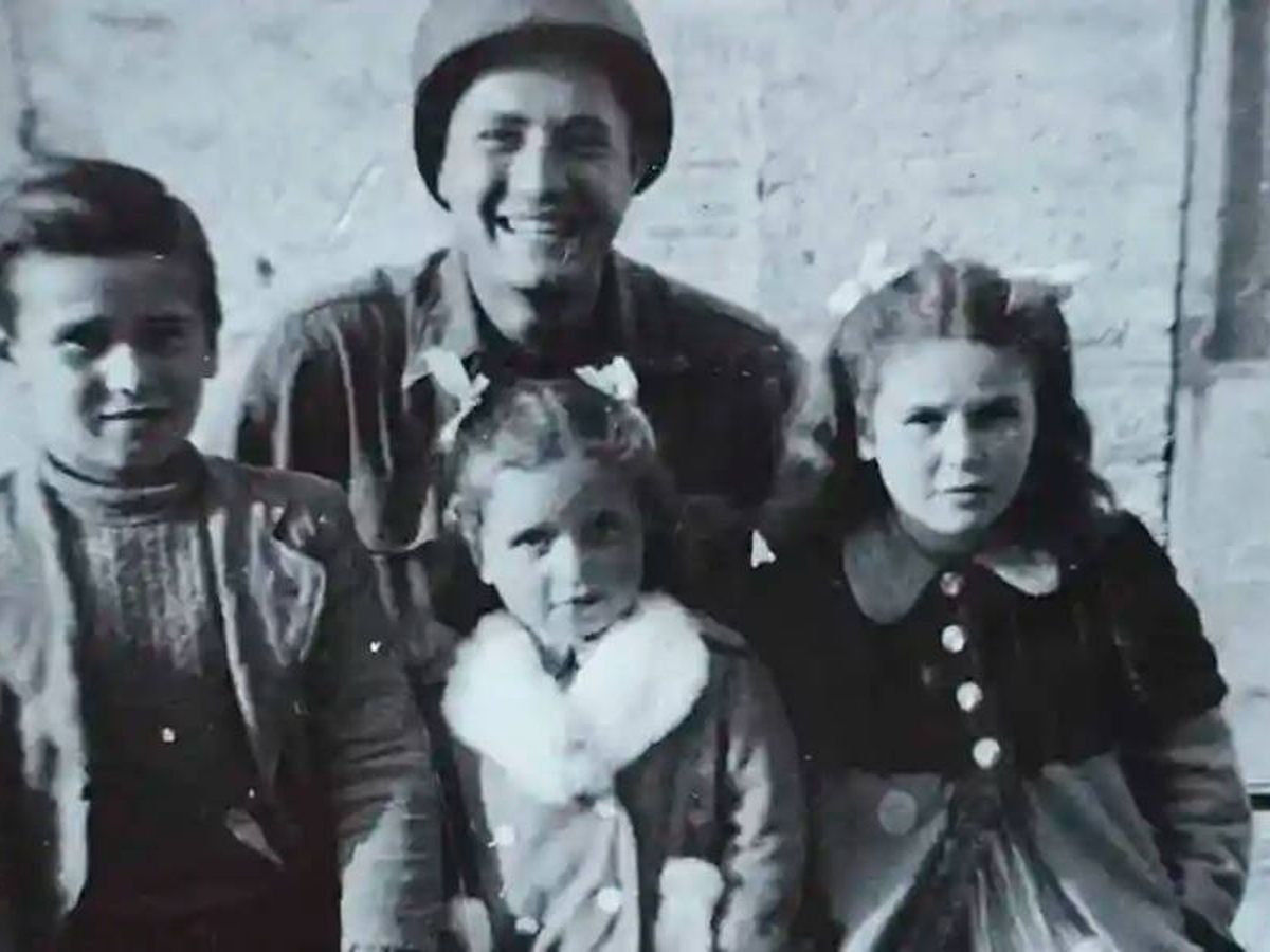 Foto: La foto original de 1944 en la que aparece Martin Adler y los tres niños (Facebook)