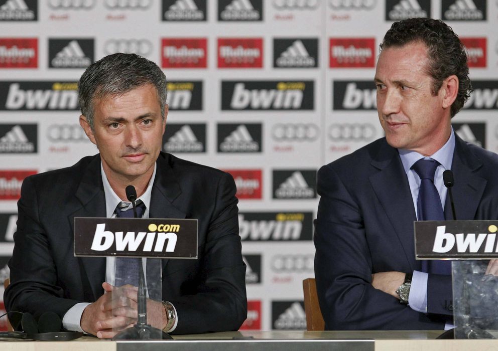 Foto: Mourinho y Valdano durante la presentación del portugués como técnico del Real Madrid. 