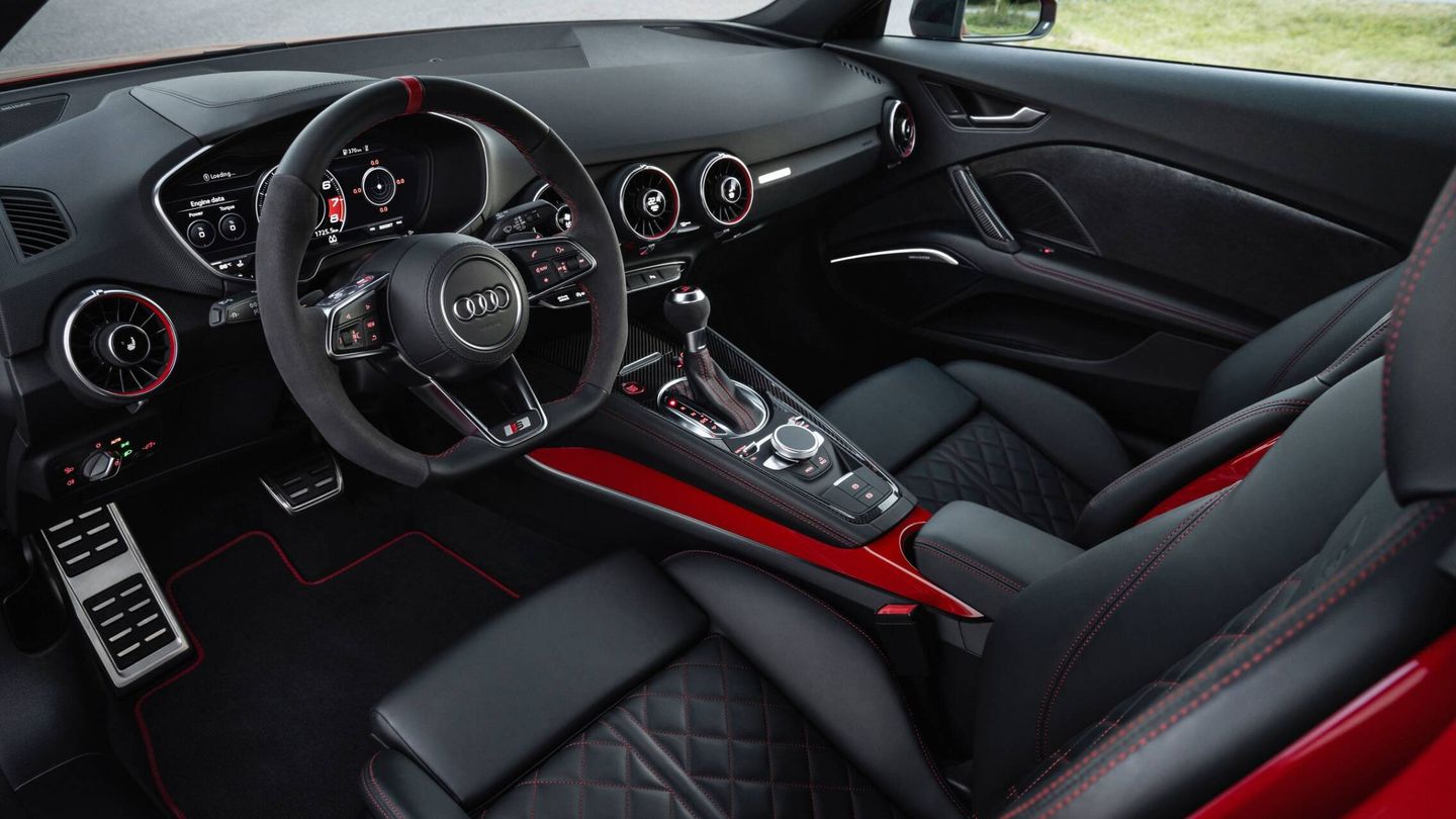 De serie incluye el Audi virtual cockpit o los asientos deportivos en Alcantara y cuero.