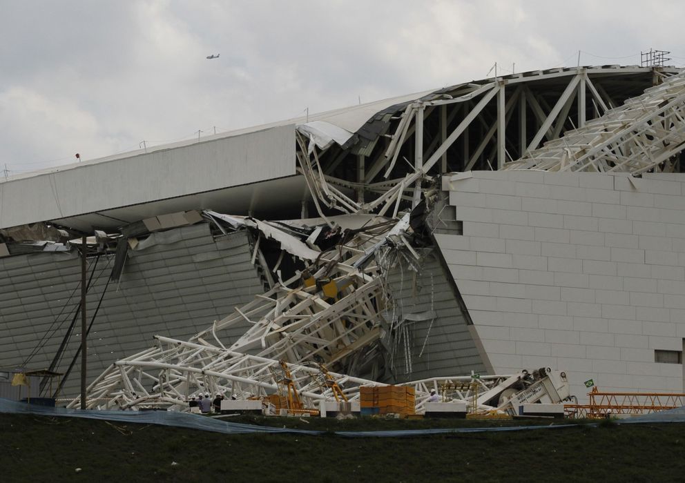 Foto: La grúa que ha caído sobre el Arena Corinthians (Reuters).