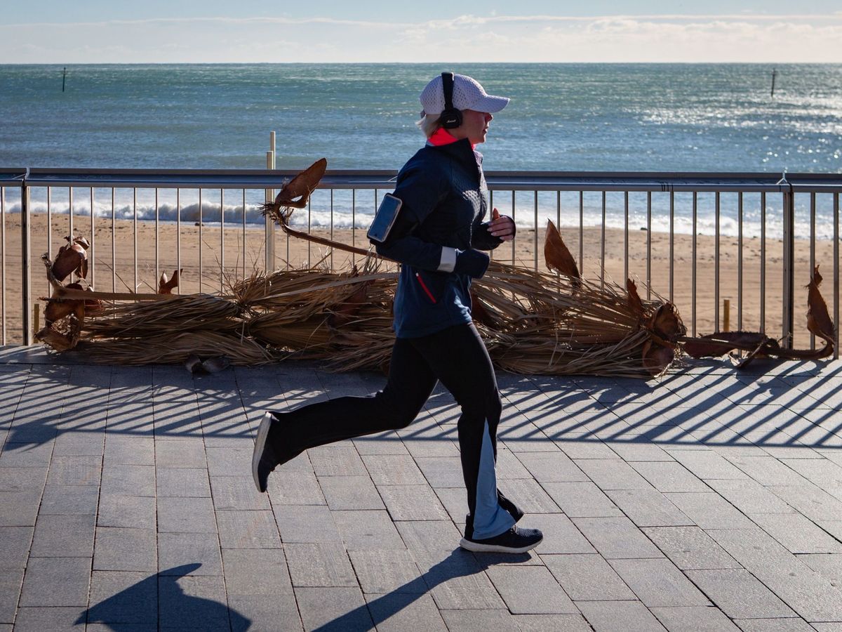 Foto: Una mujer corre en Barcelona. (EFE)