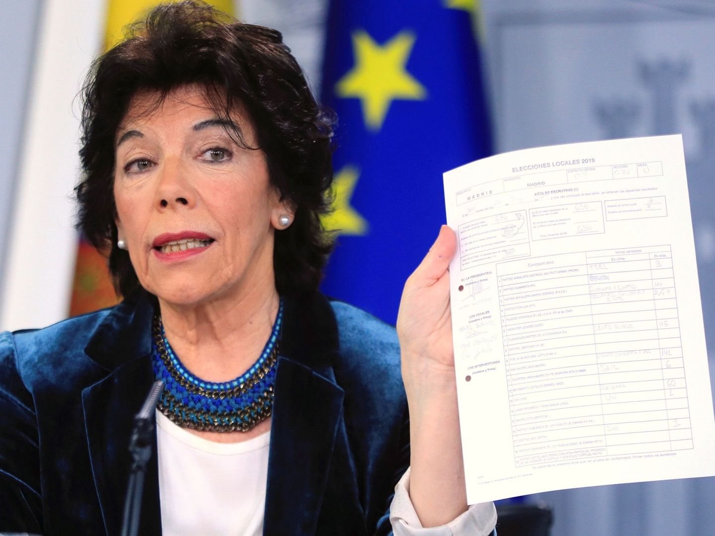 La ministra portavoz en funciones, Isabel Celaá, muestra un acta de escrutinio de las elecciones locales, este 31 de mayo en la Moncloa. (EFE)