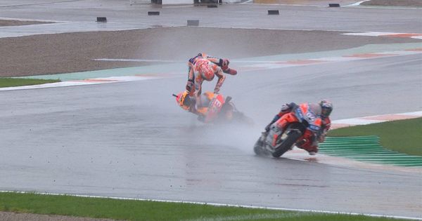 Foto: Márquez volando y Dovizioso al mando. (Foto: @MotoGP)