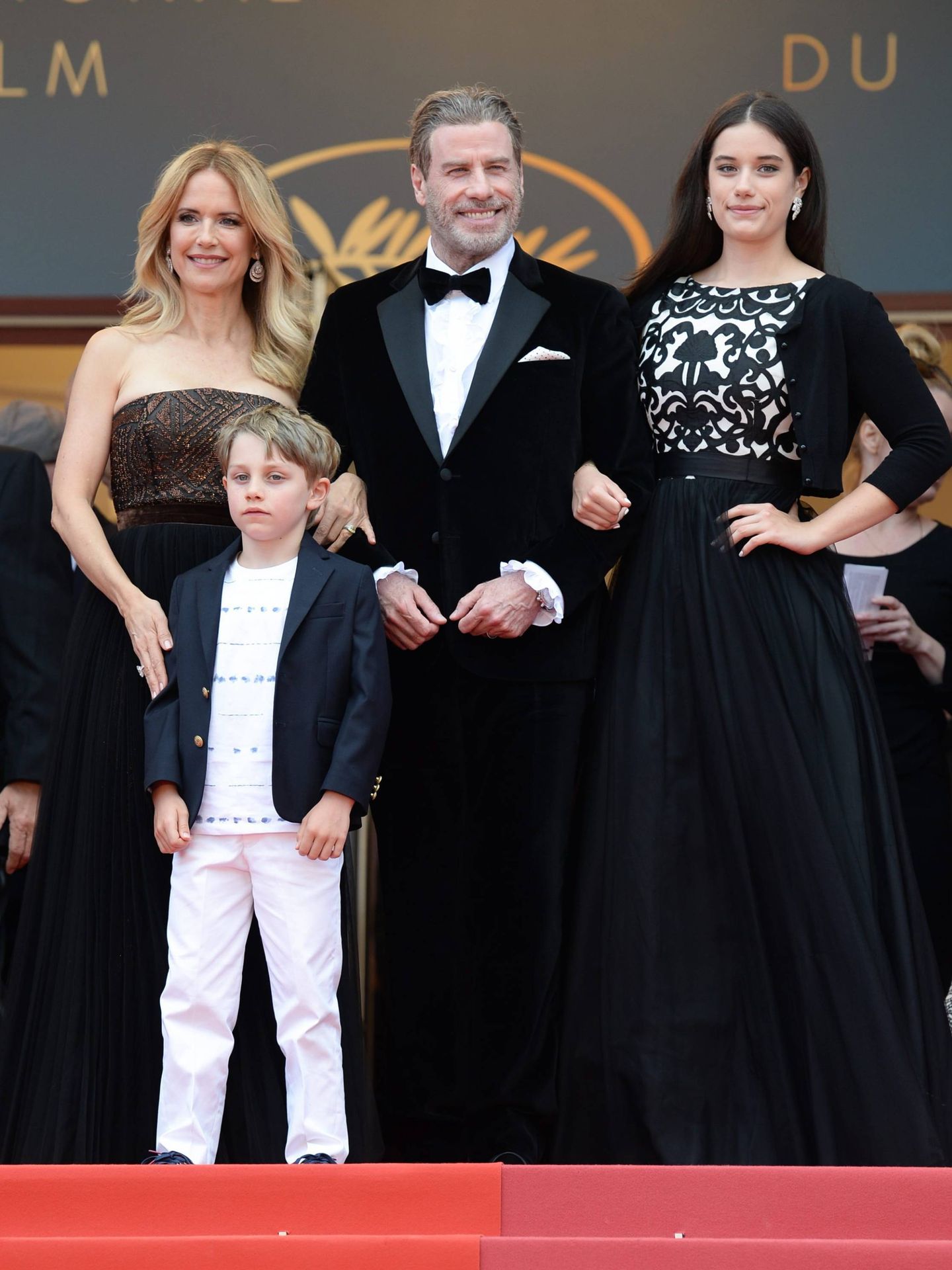 Los Travolta, con su hija Ella y el pequeño Benjamin. (CP)