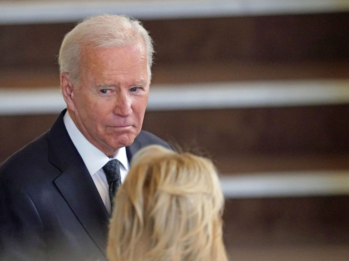 Foto: Joe Biden junto a Jill Biden, en la capilla ardiente de la reina Isabel II. (Reuters/Pool/JAcob King)