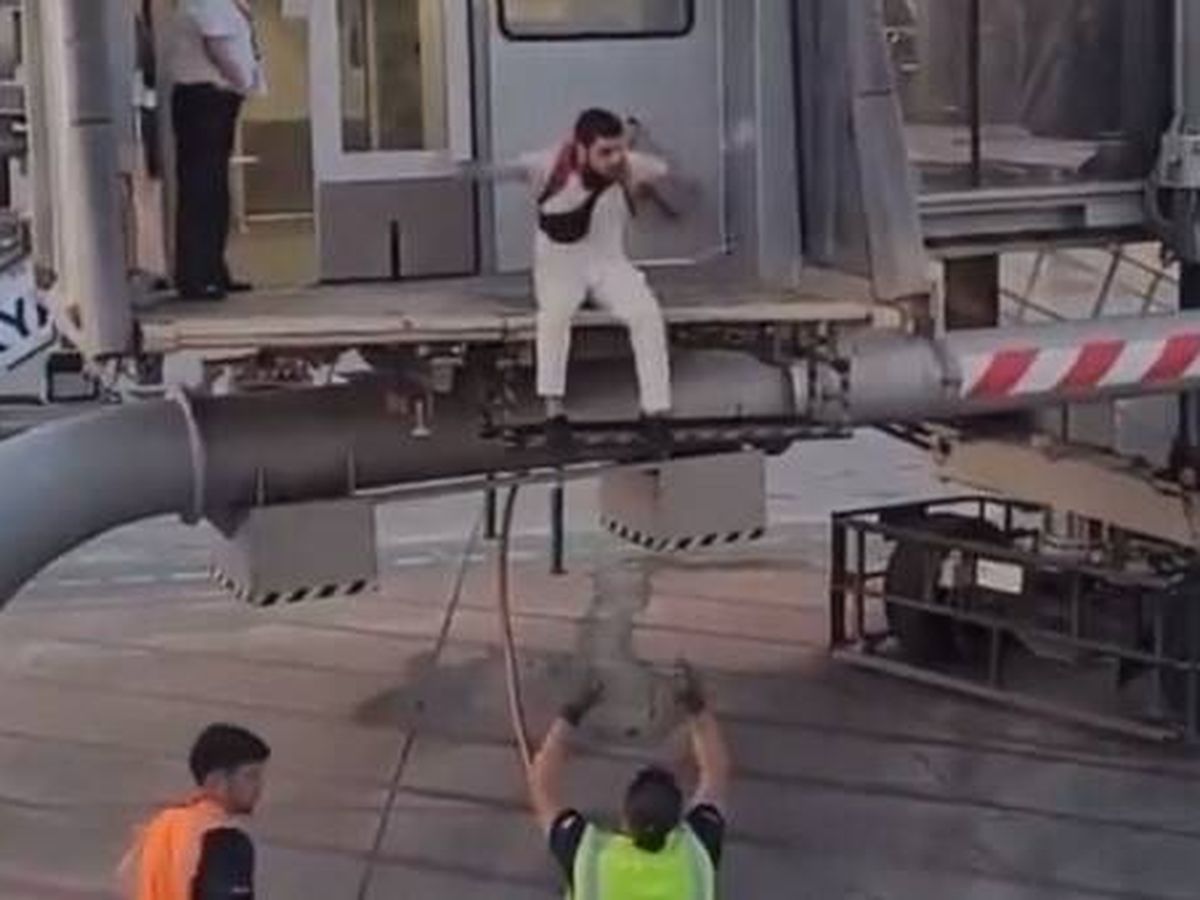 Foto: Vídeo | Un hombre se lanza a las pistas del aeropuerto de Málaga para no perder su vuelo y pone su vida en peligro (Twitter/@OnAviation)