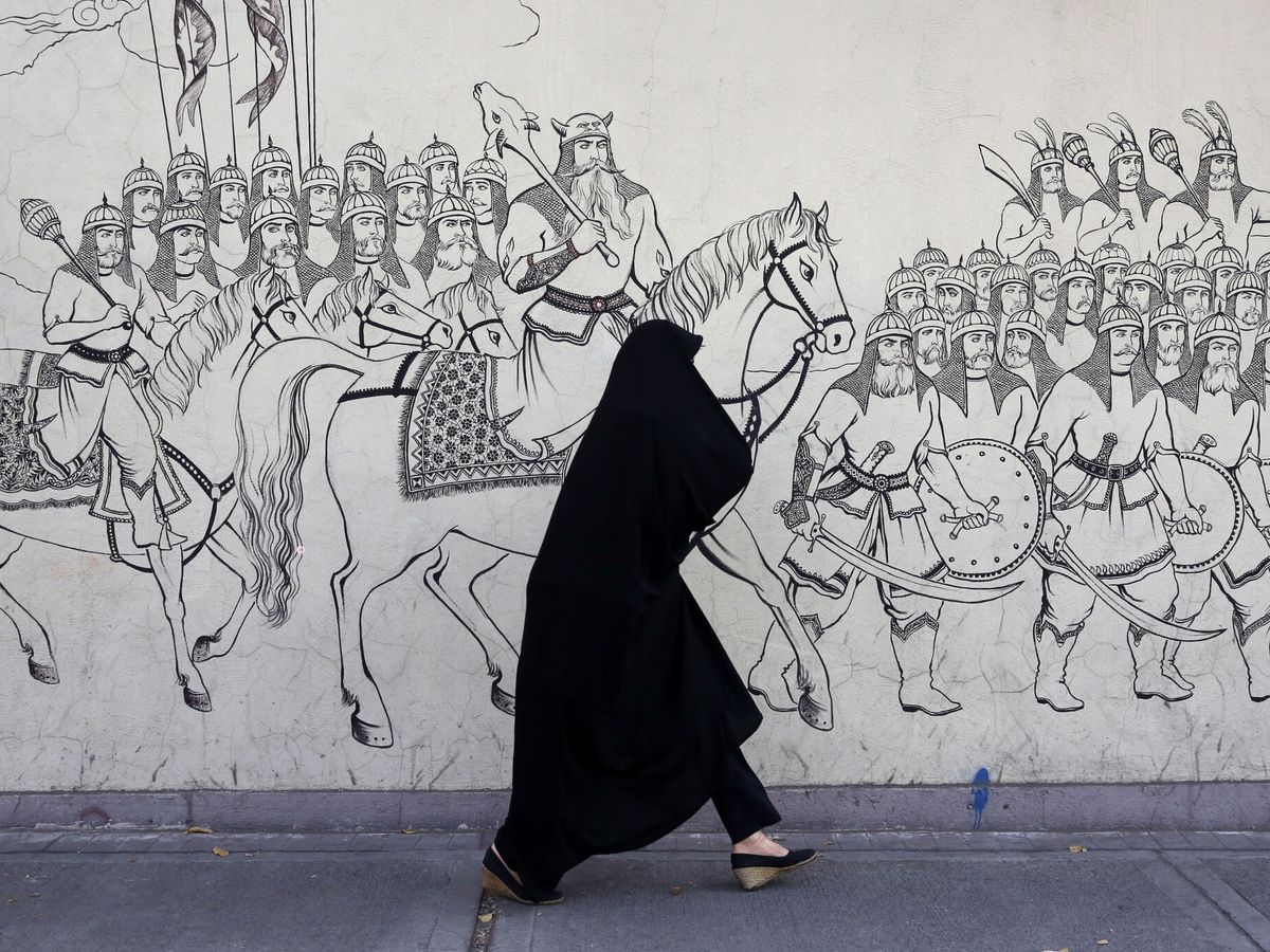 Foto: Una mujer camina en el centro de Teherán. Abedin Taherkenareh / EFE