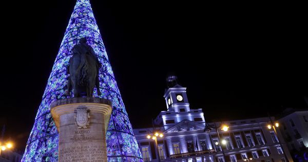 Foto: Vista de la Puerta del Sol de Madrid, durante el tradicional encendido de luces de Navidad. (EFE)