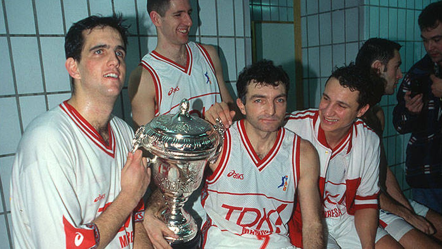 Joan Creus (c) posa con el título de Copa del Rey que ganó con el Manresa en 1996 (ACB Photo)
