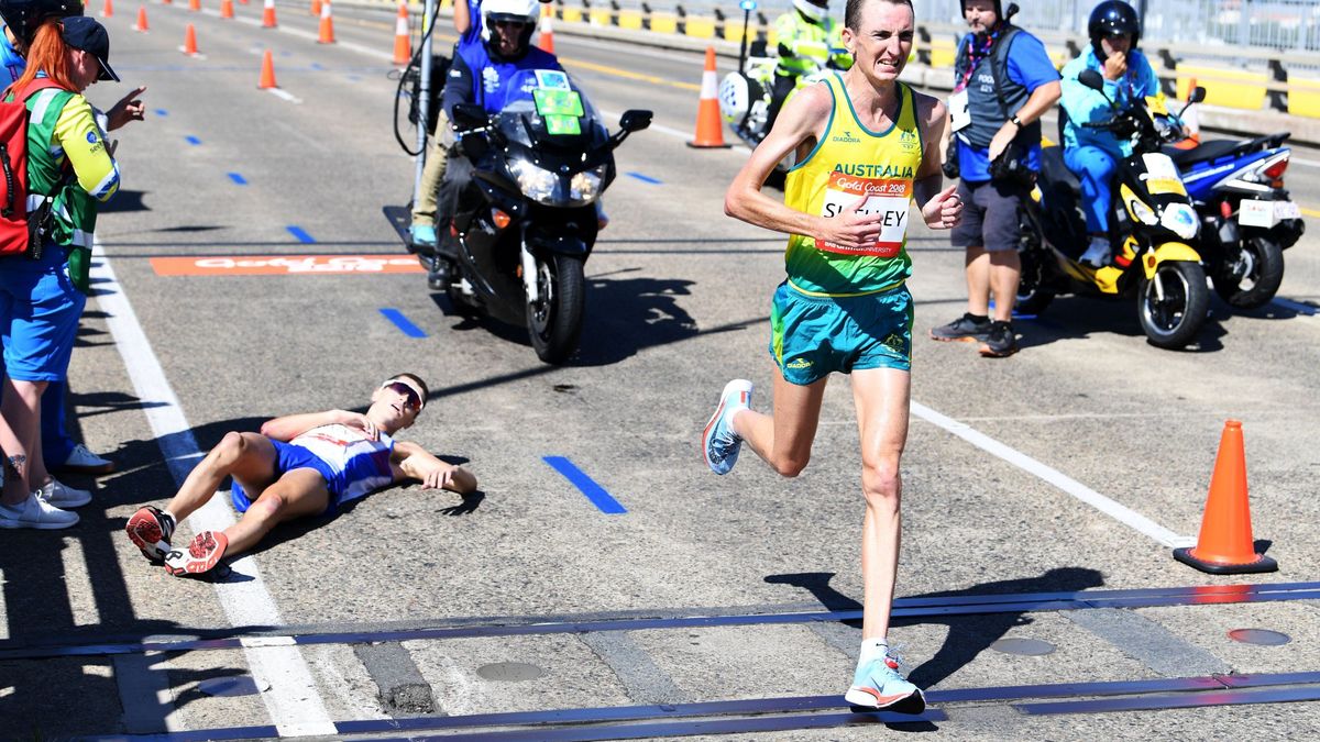 Vergüenza en el maratón: el líder se desploma... y el público se hace fotos
