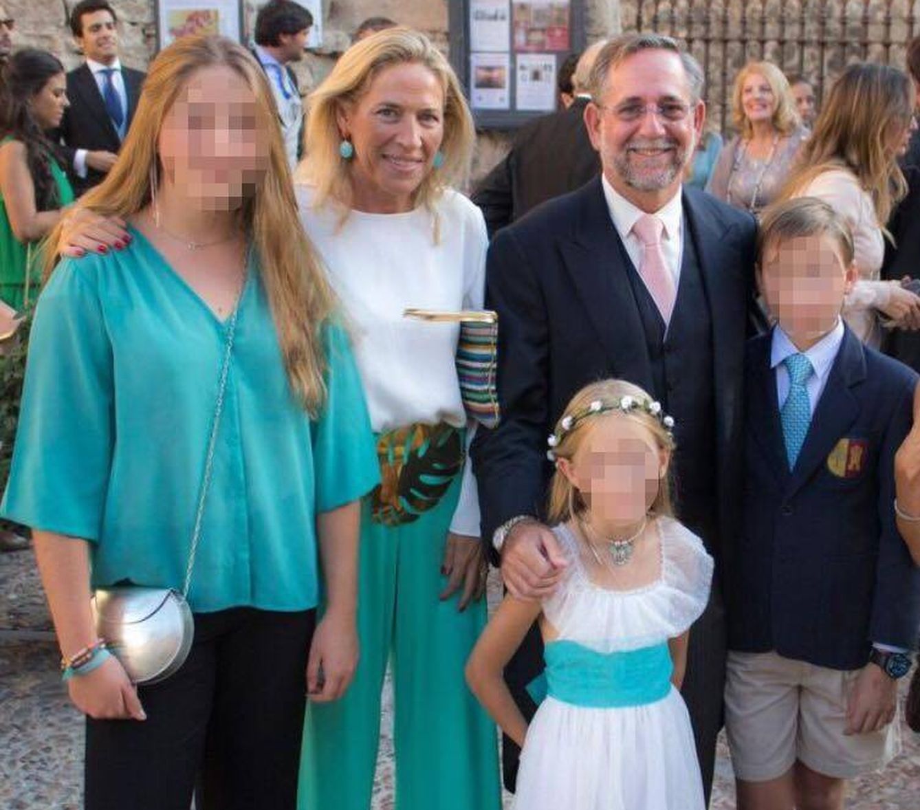 Juan de la Sierra y Rocío Caruncho con sus tres hijos en la boda del hijo de Myriam 