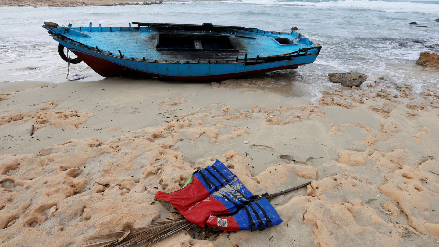 Una barca utilizada por los inmigrantes cerca de la ciudad de Sabrata, en Libia. (Reuters)