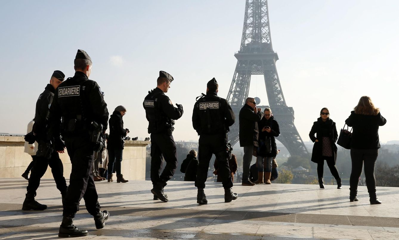 Patrullas policiales junto a la Torre Eiffel, tras los atentados de París. (EFE)