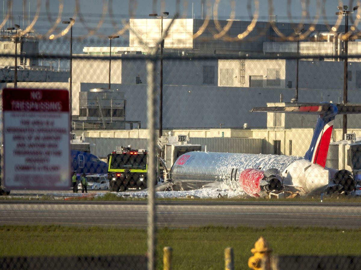 Foto: Restos del avión en llamas en Miami. (EFE/EPA/Cristobal Herrera-Ulashkevhich)