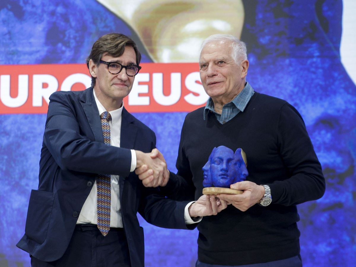 Foto: Salvador Illa (i) y Josep Borrell en una entrega de premios del PSC en Barcelona, en abril de 2023. (EFE/Quique García)