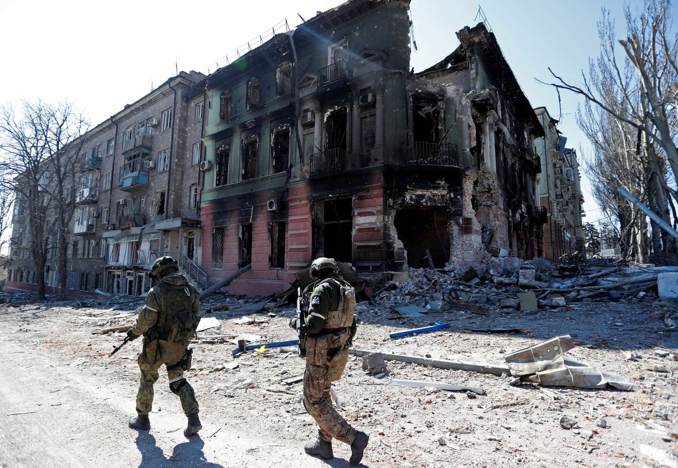 Tropas pro-rusas inspeccionan las calles de Mariupol en abril de 2022 (REUTERS Alexander Ermochenko)