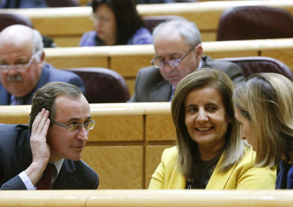 Foto: La ministra de Empleo, Fátima Báñez (c), y los ministros de Sanidad, Alfonso Alonso, y Fomento, Ana Pastor. (EFE)