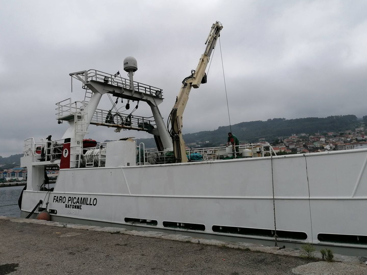 Barco de pesca de arrastre atracado en el puerto de Marín, Pontevedra. (Lino Vargas)