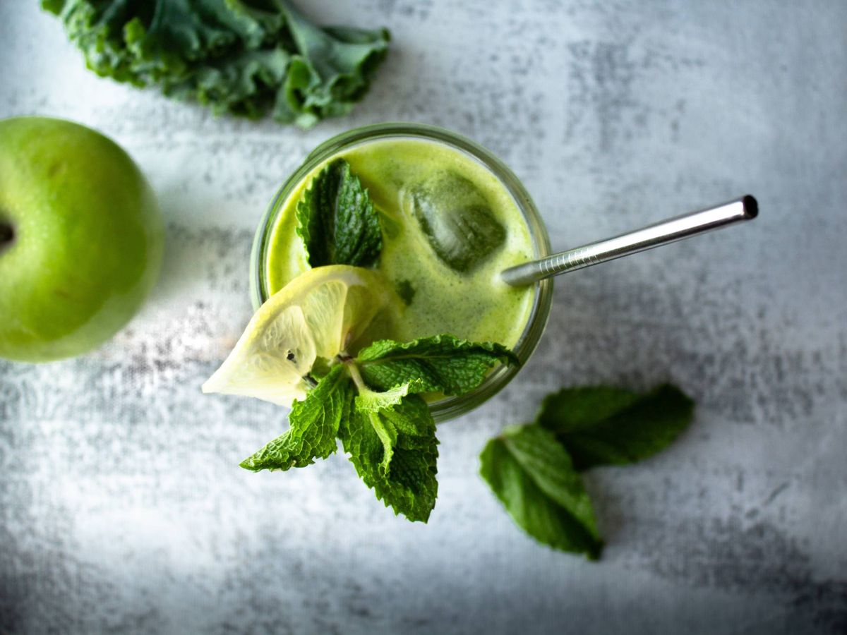 Foto: Batidos verdes llenos de vitaminas para evitar resfriados. (Christina Rumpf para Unsplash)