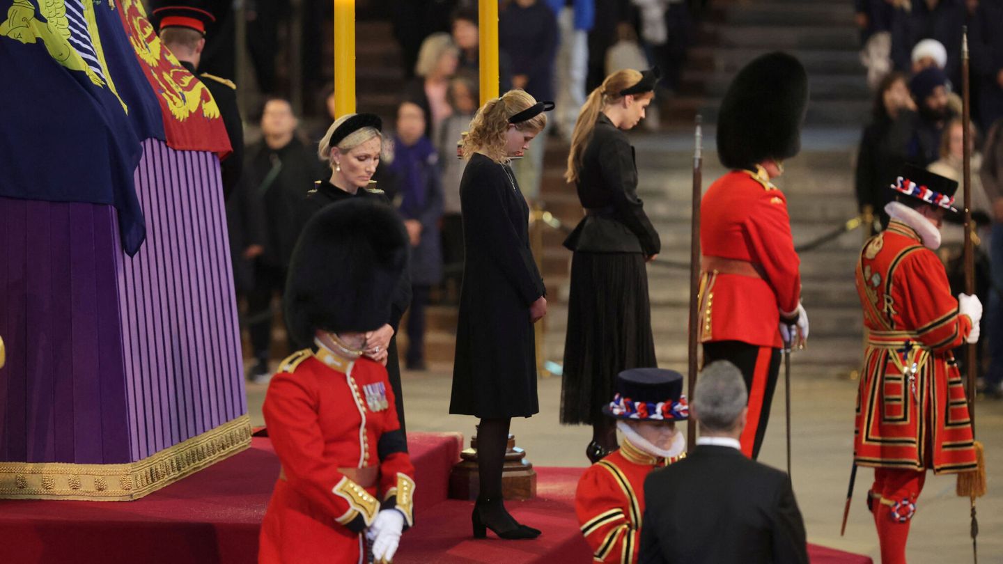 Zara Tindall, Lady Louise Windsor, Beatriz de York y el príncipe Harry tras ellas. (Reuters/Chris Jackson/Pool)