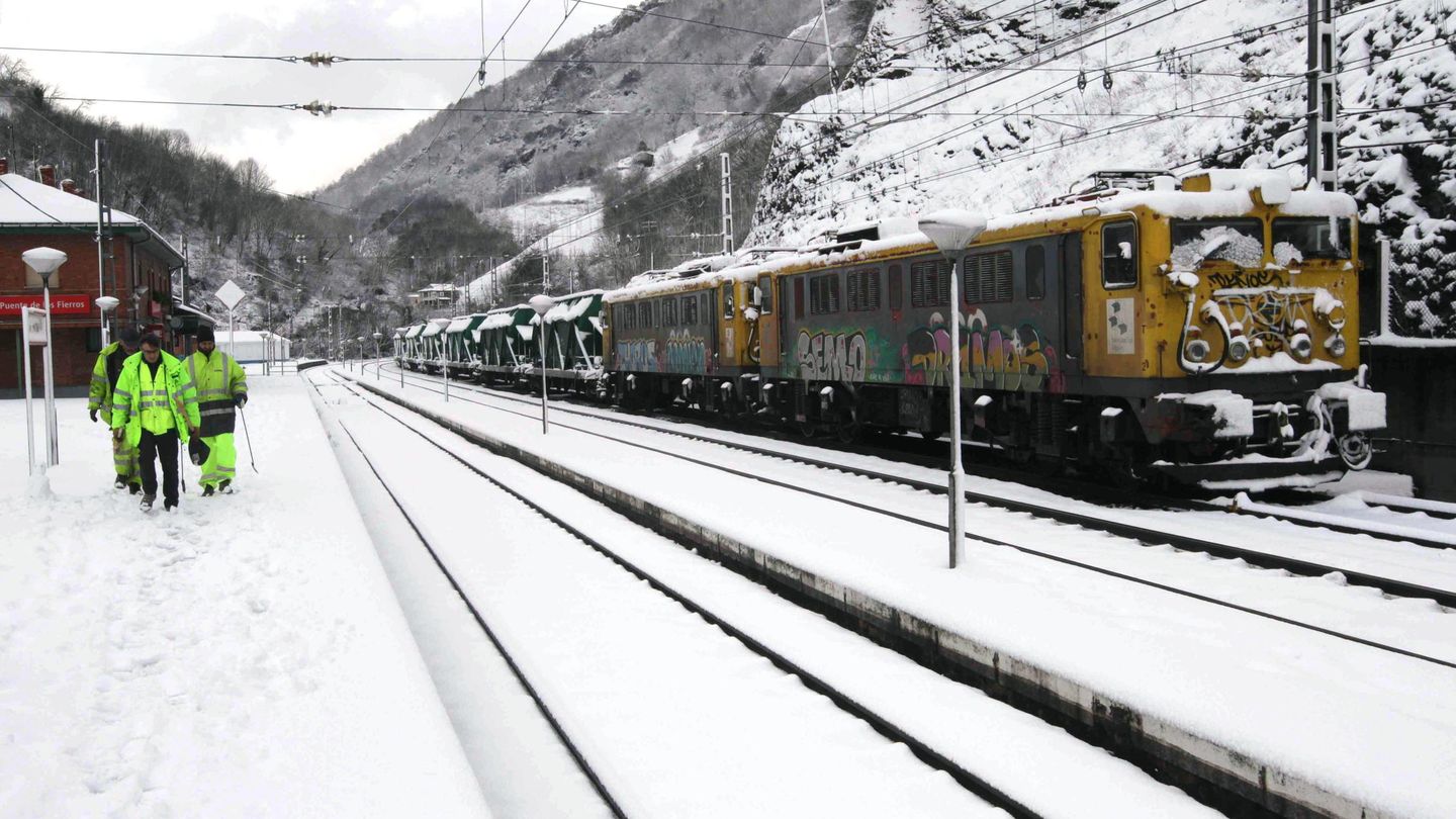 La climatología ha cortado en numerosas ocasiones el tráfico ferroviario entre Asturias y la meseta. (EFE)