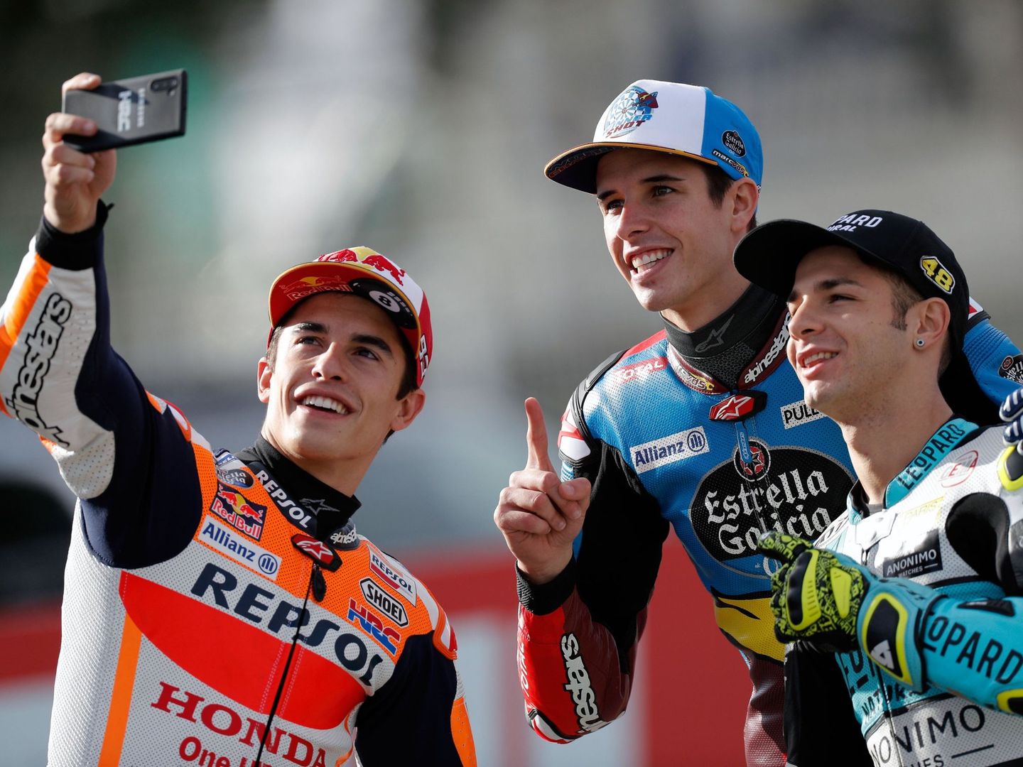 Márc Márquez se saca un 'selfie' junto a su hermano Álex y Dalla Porta, campeón de Moto3. (EFE)