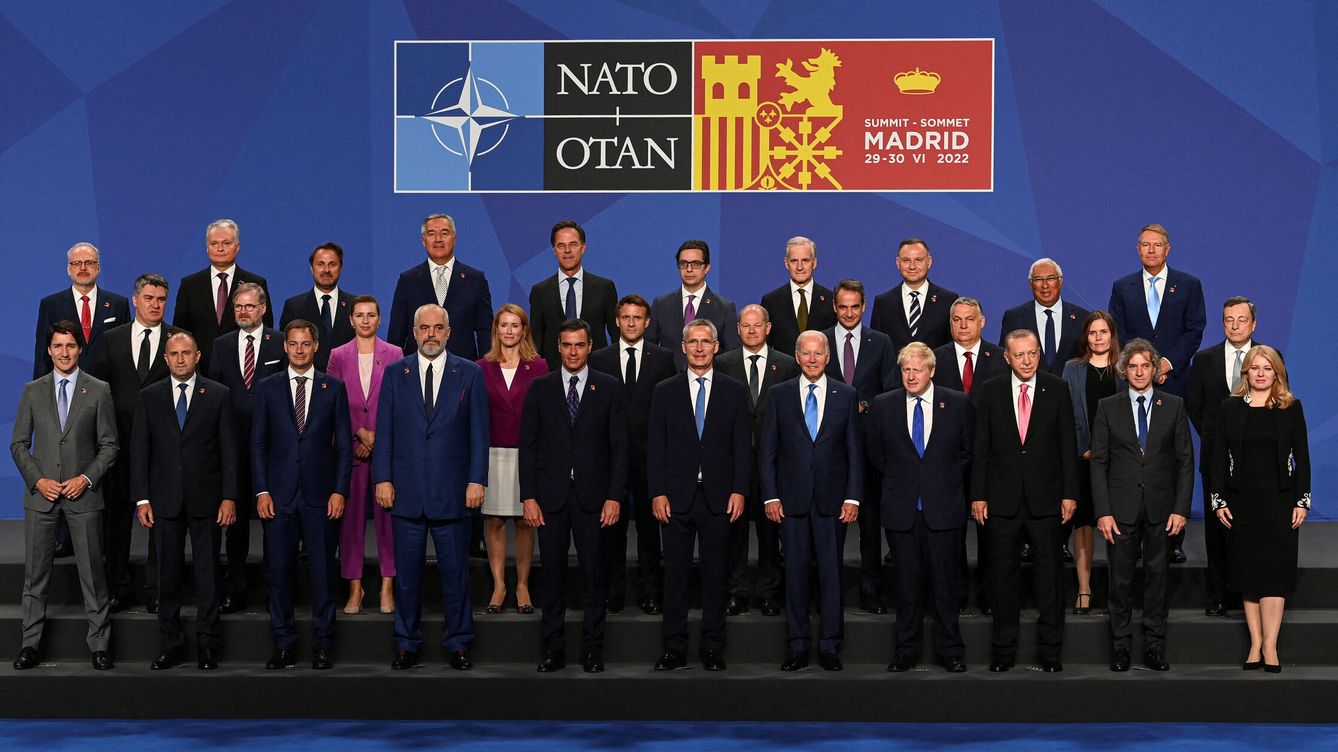 Foto: Fotografía de familia de los líderes internacionales en la OTAN. (Reuters/Pool/Kenny Holston)