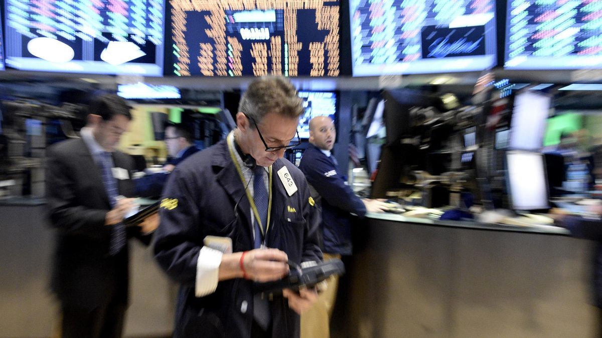 La posible subida de los tipos en 2015 amarga a Wall Street e impulsa al dólar