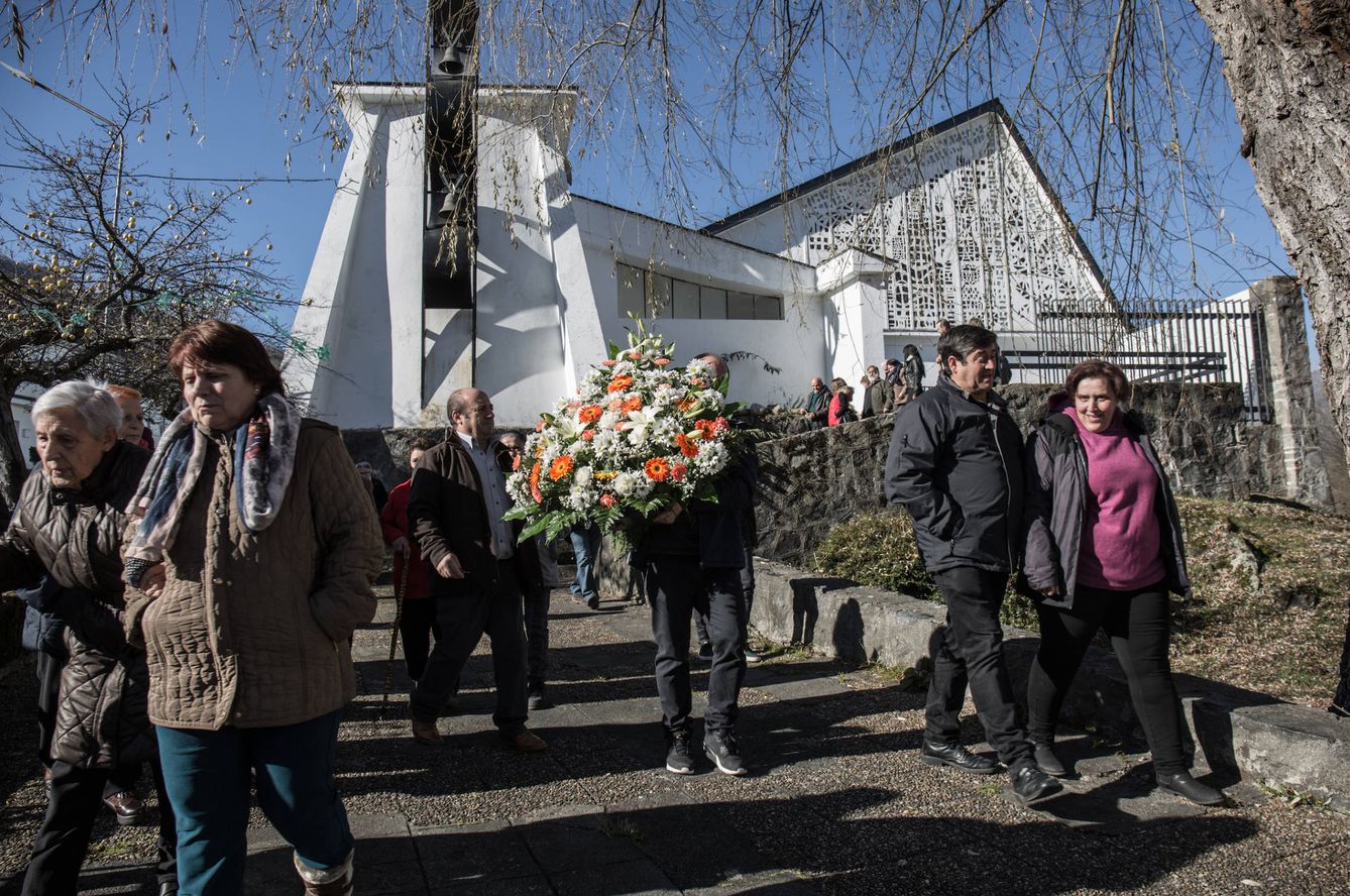 Asistentes a la misa en recuerdo de la tragedia llevan una corona al monumento a las víctimas. (D. B.)