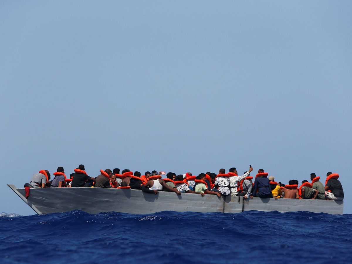 Foto: Un barco con migrantes esperan a ser rescatados en el Mediterráneo. (Reuters/Darrin Zammit)