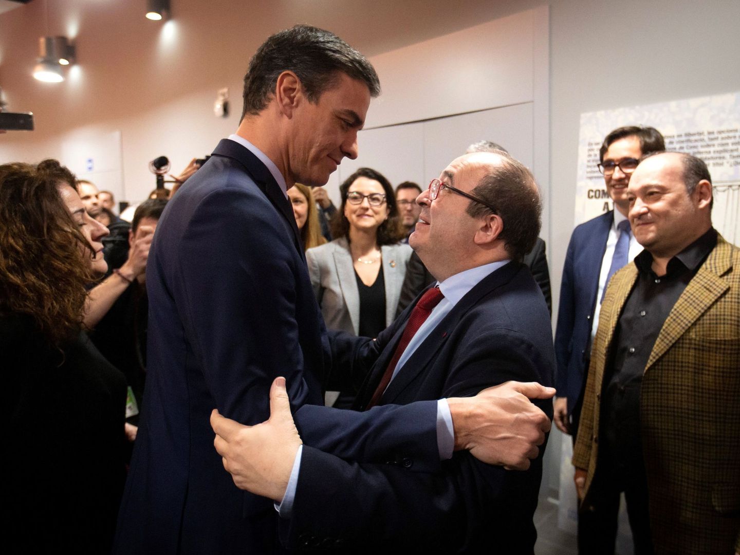 Pedro Sánchez saluda a Miquel Iceta en la sede del PSC, este 6 de febrero en BCN. (EFE)