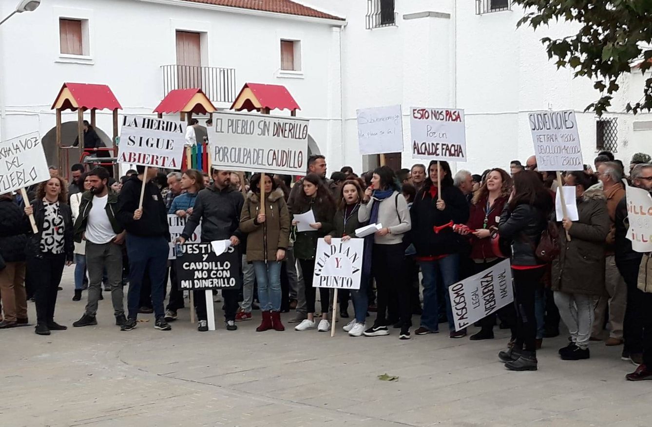 Imagen de la protesta contra los símbolos franquistas en Guadiana del Caudillo.