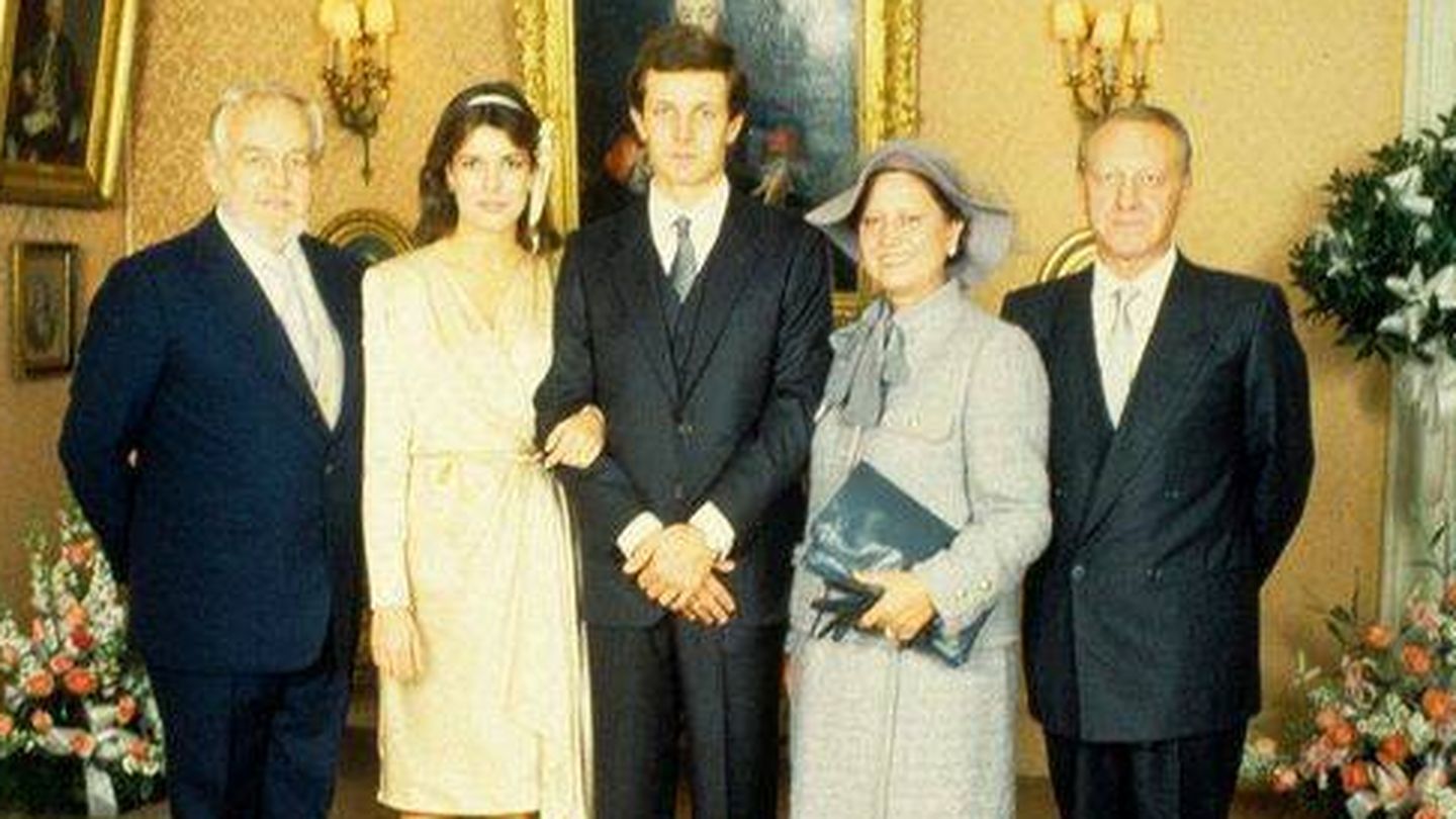 Carolina de Mónaco y Stefano Casiraghi,  con sus respectivos padres el día de su boda. (Getty)