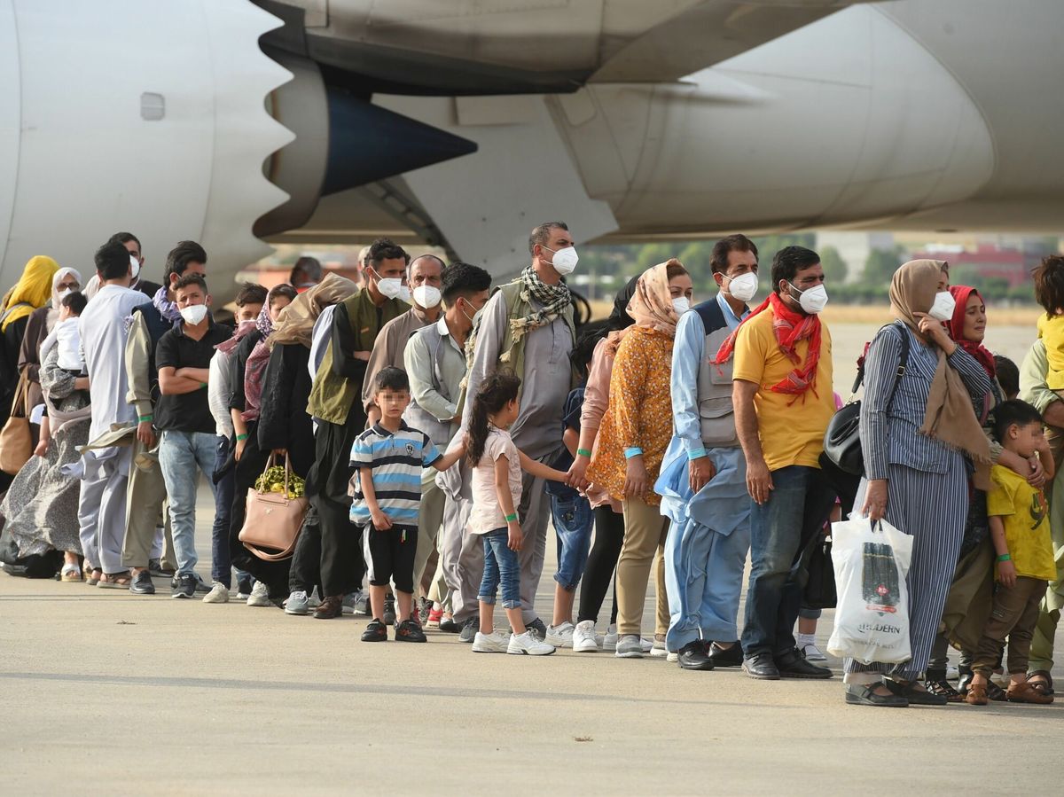 Foto: Algunas de las 260 personas procedentes de Afganistán que han llegado este lunes a Torrejón. (EFE)