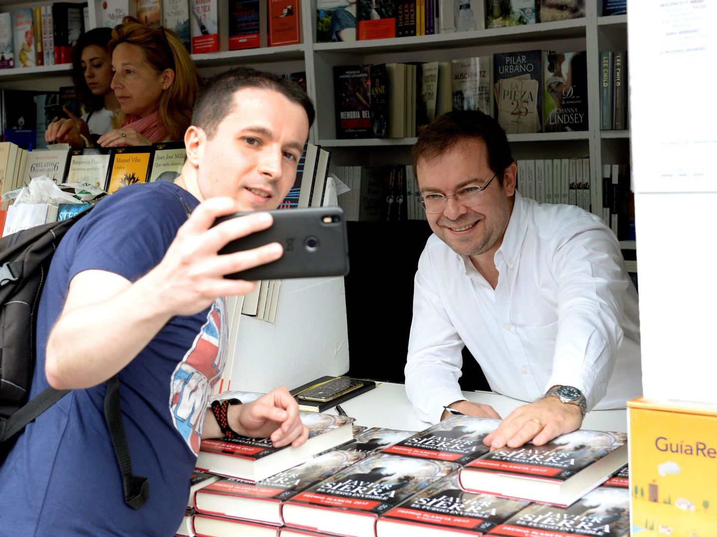 El escritor Javier Sierra haciéndose una foto con un admirador en la Feria del Libro de Madrid de 2017. (EFE/Víctor Lerena)