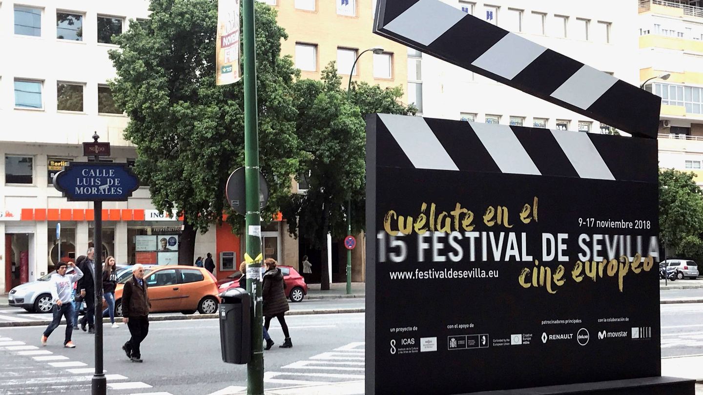 Una claqueta gigante en Nervión anuncia que se está celebrando el Festival de Cine Europeo de Sevilla. (EFE)