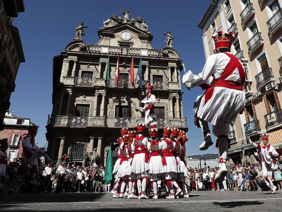 Foto: Baile de espadas en Pamplona (EFE)